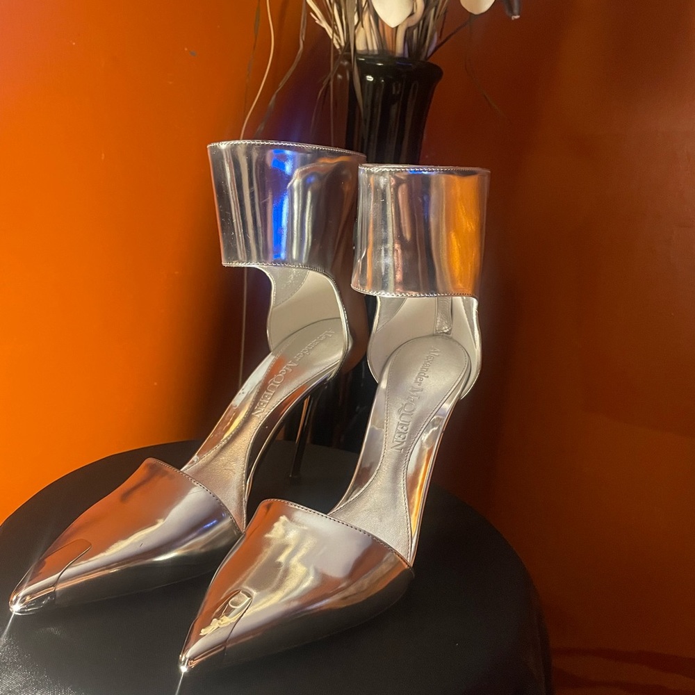 Alexander McQueen
Harness Punk 105mm pumps 7